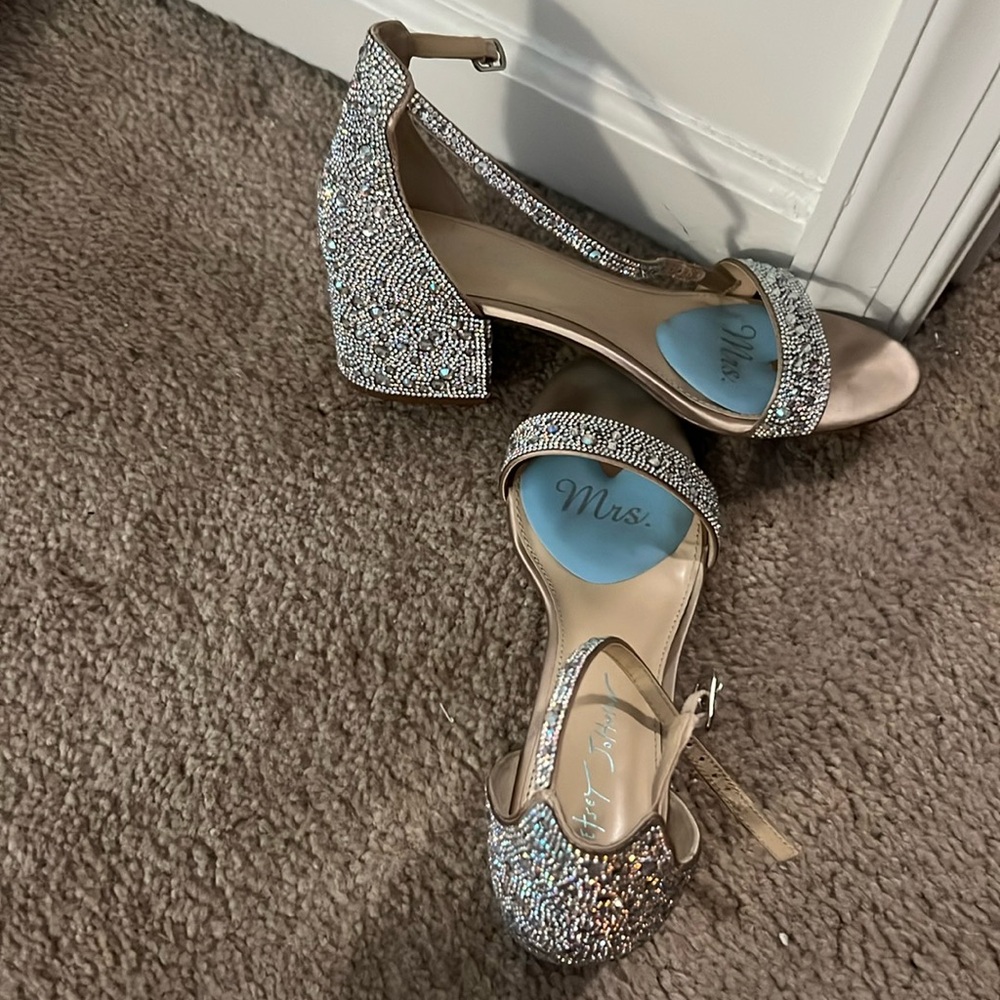 Betsey Johnson-Mari Sandal
Color: Champagne
Size: 8.5